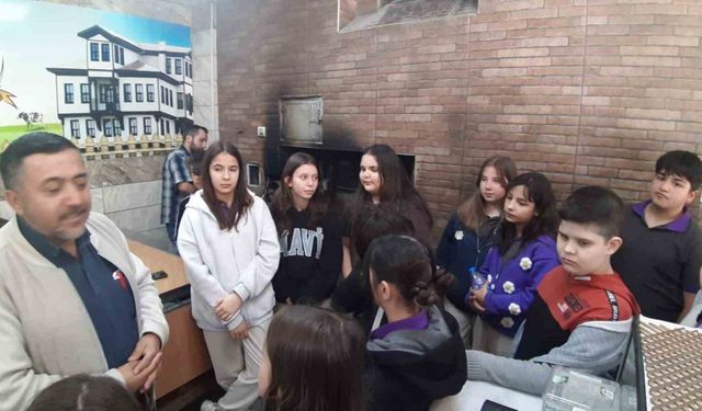 Öğrenciler taş fırında fırıncılık mesleğini öğrendi