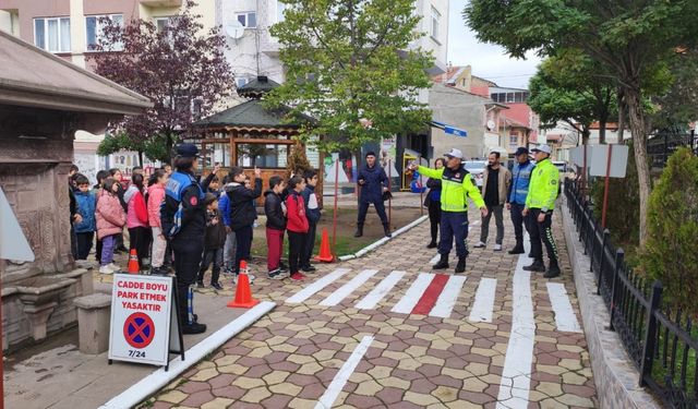 Öğrencilere uygulamalı trafik eğitimi veriliyor