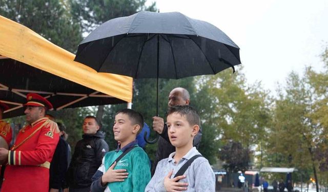 Törende şemsiye çocukları yağmurdan korudu