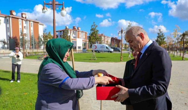 Türk bayrağını yere düşürmemek için gösterdiği duyarlılık yürekleri ısıttı