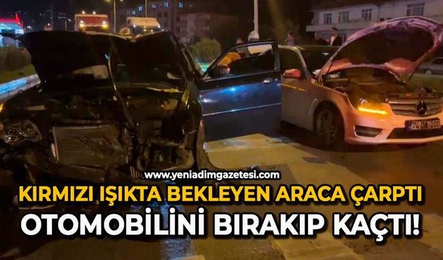Kırmızı ışıkta bekleyen araca çarptı: Otomobilini bırakıp kaçtı!