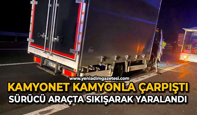 Kamyonet kamyonla çarpıştı: Sürücü araçta sıkışarak yaralandı