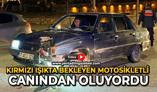 Kırmızı ışıkta bekleyen motosikletli canından oluyordu