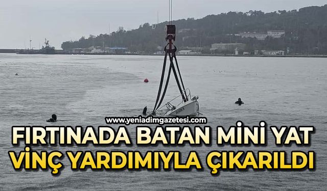 Fırtınada batan mini yat vinç yardımıyla karaya çıkarıldı