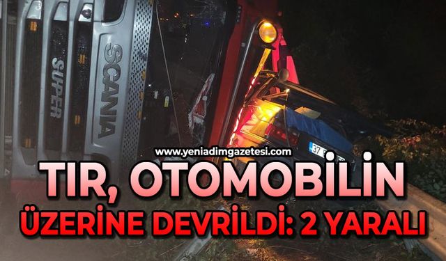Tır otomobilin üzerine devrildi: Yaralılar var