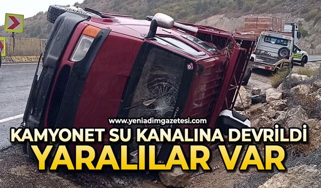 Kamyonet su tahliye kanalına devrildi: Yaralılar var