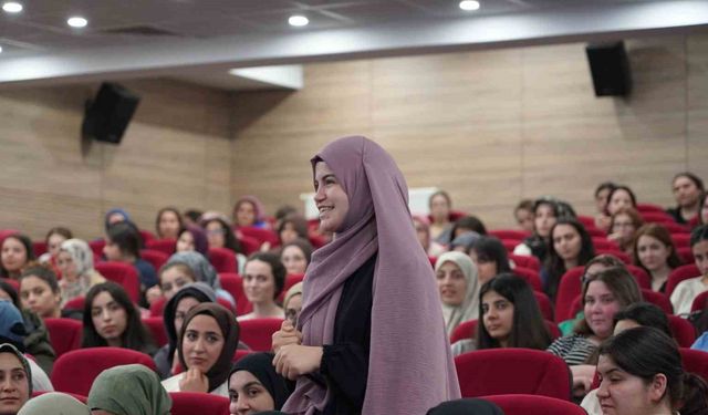 Rektör Akkaya ile Rektör Alican "Gençlerle Baş Başa" programında öğrencilerle bir araya geldi