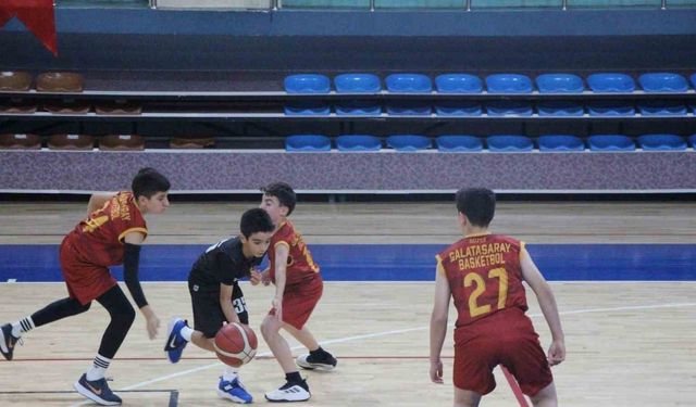 U-14 erkekler basketbol yerel lig heyecanı başladı