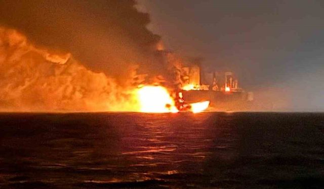 Yangın çıkan gemideki 25 kişi tahliye edildi: Yanan gemi görüntülendi
