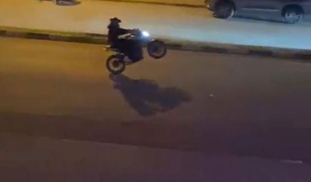 Motosikletlilerin tek tekerle tehlikeli yolculukları kamerada