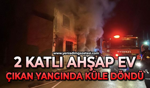 2 katlı ahşap ev küle döndü: 1 yaralı