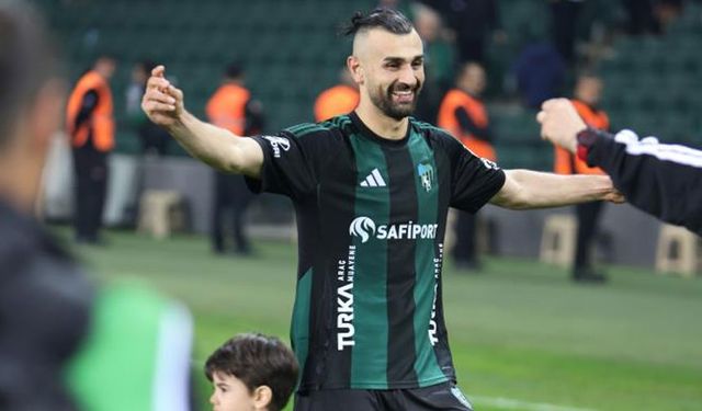 Serdar Dursun sahada dakikalarca çiftetelli oynadı