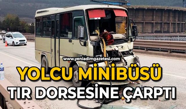 Yolcu minibüsü tır dorsesine çarptı