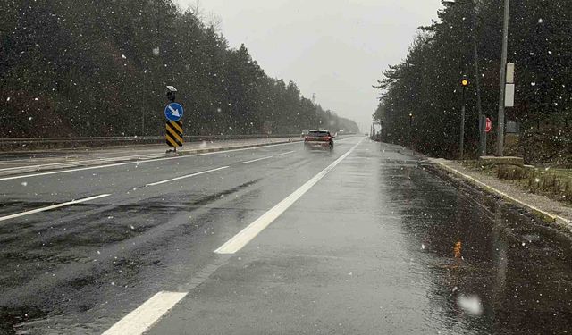 Bolu Dağı geçişinde kar yağışı etkili oluyor