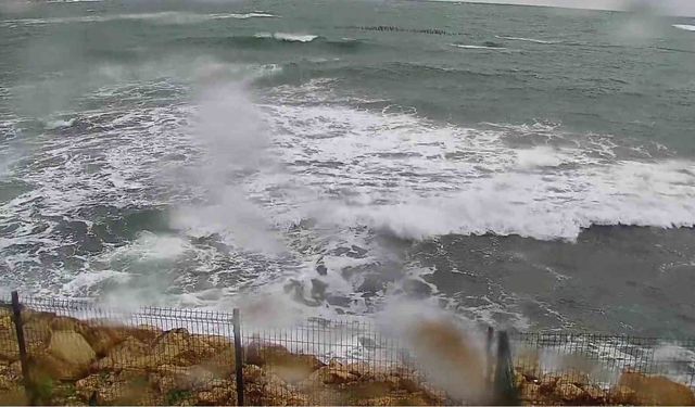 Fırtına etkili oluyor: Sahillerde dalgalar yükseldi, zirvede yağmur ve sis hakim