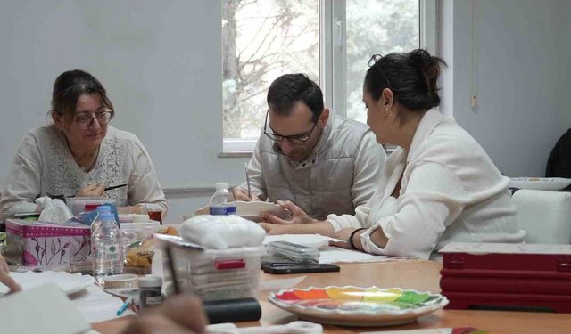 Kadınlar hem öğreniyor hem eğleniyor