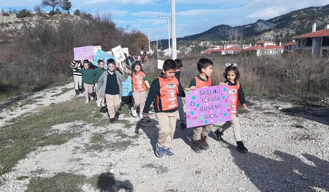 Öğrenciler erozyon farkındalığı için yürüdü