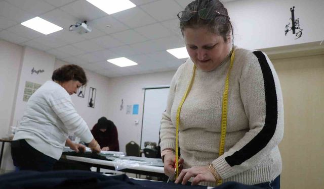 Özel çocuklar eğitim alırken, anneleri el emeği ürünler üretiyor