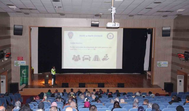 Polis ekipleri vatandaşları ve öğrencileri bilgilendirdi