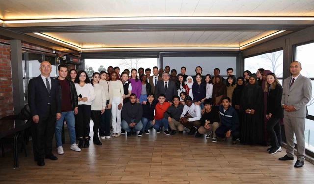 Rektör Özölçer, geleneksel Karaelmas TÖMER kahvaltısında kültür elçileriyle buluştu