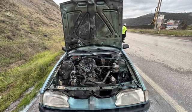 Seyir halindeki otomobil yandı