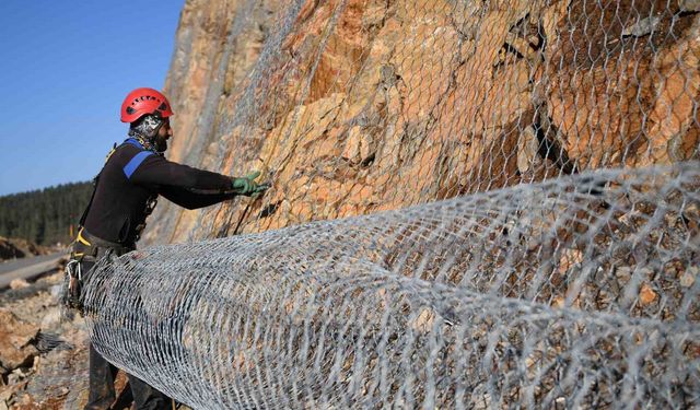 Sık sık heyelanların yaşandığı 2 bin rakımlı dağ çelik ağlarla örülüyor