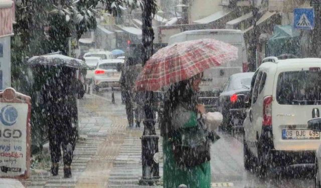 Yılın son kar yağışı 5 dakikada kenti beyaza bürüdü