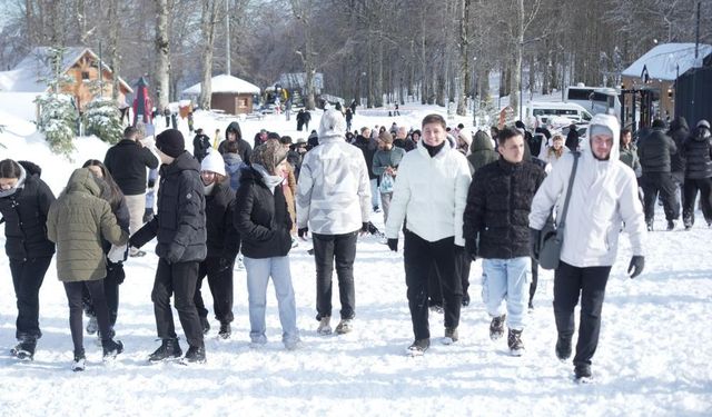 Hem teleferiğe bindiler hem de bembeyaz örtü üstünde kar topu savaşı yaptılar