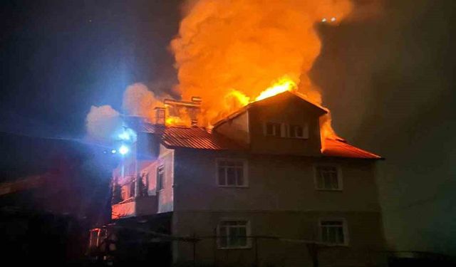 Yangında bir evin çatısı kullanılamaz hale geldi