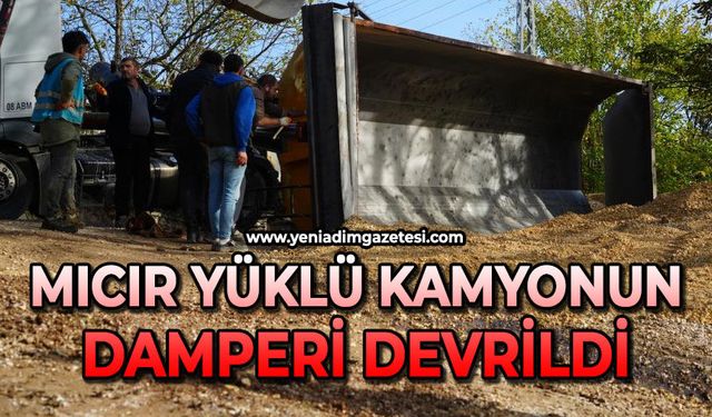 Mıcır yüklü kamyonun damperi devrildi, sürücü bayıldı