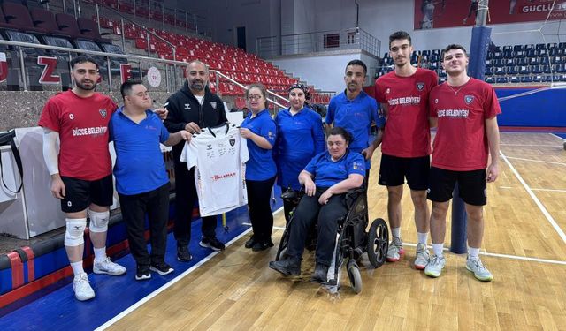 Antrenman izlemeye gelen özel bireyler kendilerini sahada buldular