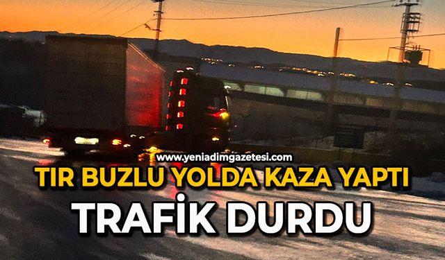 Tır buzlu yolda kaza yaptı: Trafik durdu