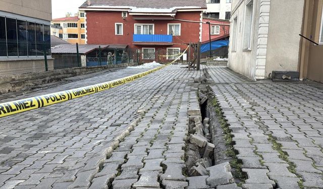 Apartman önündeki çatlaklıklar istinat duvarına zarar verdi