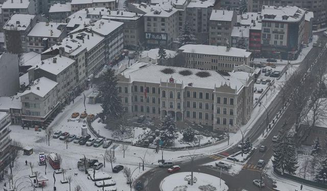 Kar yağışı sürüyor: Kent beyaz örtüyle kaplandı