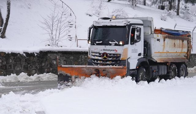 Belediye ekipleri kar yağışıyla birlikte sahaya indi