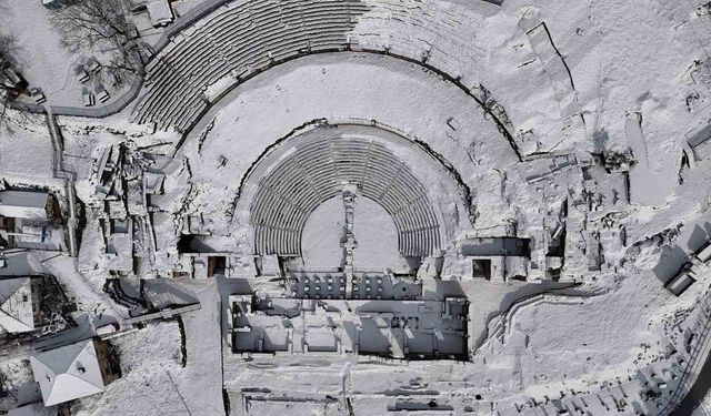 Antik kent karla kaplandı