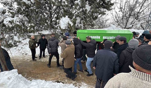 Bahçede donmuş halde bulunan yaşlı kadın toprağa verildi