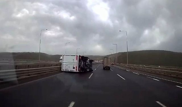 Fırtınada seyir halindeki kamyonet devrildi