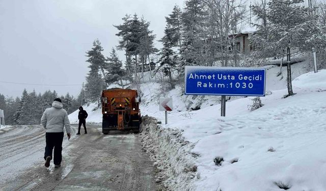 Kar yağışıyla birlikte karayolları çalışmalarını sürdürüyor