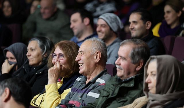 Tiyatro heyecanı: 'Anlat bakalım' sahnede