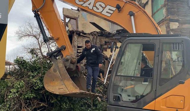 Yıkılan binadan bayrağı kurtaran zabıta personeli: 'Gönlüm el vermedi'