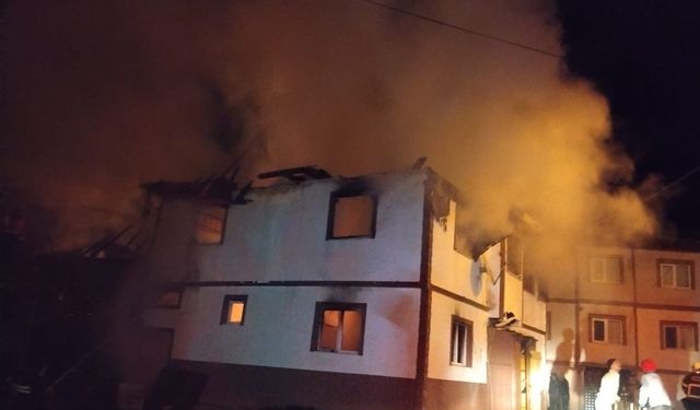 Alevlere teslim olan iki katlı ev kullanılamaz hale geldi
