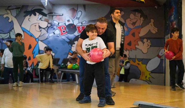 Baba oğul bowling turnuvası renkli anlara sahne oldu