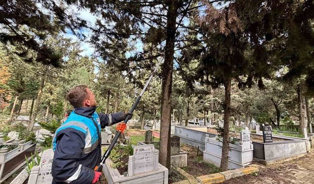 Bayram öncesi mezarlıklarda bakım çalışmaları hızlandı