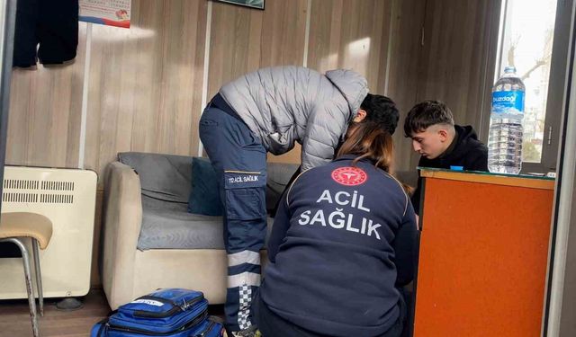 Çarptıkları yaşlı kadını taksi durağına bırakıp kaçtılar