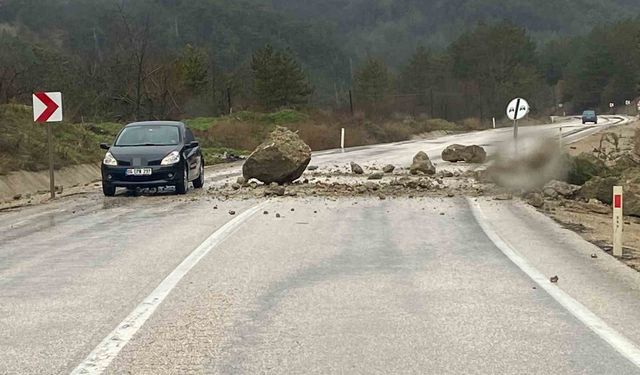 Dağdan kopan kayalar yola indi: Sürücüler son anda kurtuldu