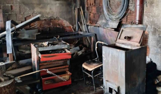 Demir doğrama dükkanında yangın çıktı