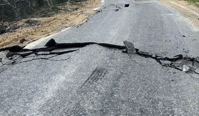 Heyelan sebebiyle çatlaklar oluşan yol ulaşıma kapatıldı