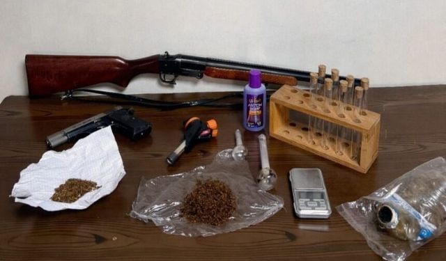Çok sayıda suç kaydı bulunan şüphelinin evinden silah ve uyuşturucu çıktı