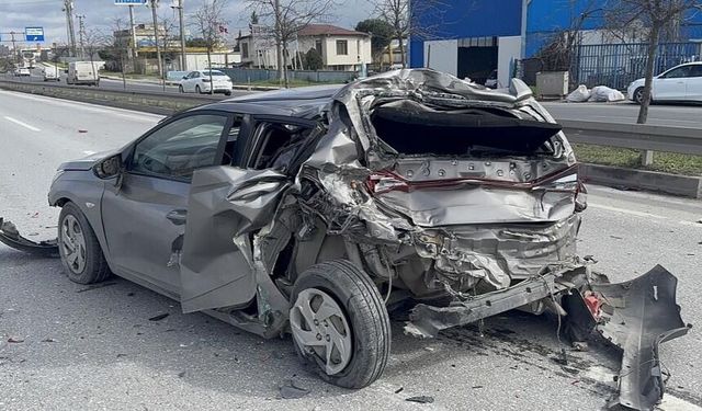 Kamyon arkadan çarptı: Araç hurdaya döndü